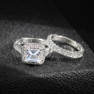 Conjunto de anillos de boda de lujo con diamante corte princesa y circonitas brillantes