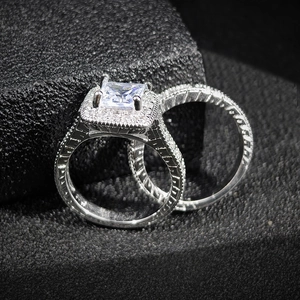 Lujoso set de boda de plata con diamante cuadrado corte princesa y banda de pavé fino