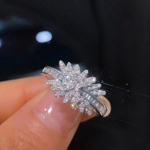 Bague élégante en argent avec zircone au design floral étincelant portée au doigt
