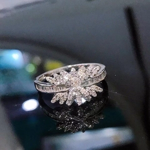 Bague flocon de neige étincelante avec pierres de taille princesse et goutte sur argent