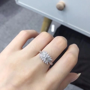 Bague élégante en zircon de coupe princesse en forme de flocon sur un doigt