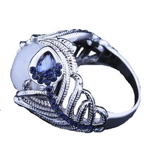 Anillo de plata vintage con piedra lunar y circonitas azules en un diseño de corona floral