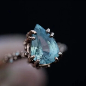 Vintage-Ring mit hellblauem Schmuckstein in Birnenschliff und antikem Metall-Finish