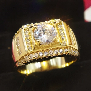 Anello da uomo in oro con una grande pietra centrale rotonda e dettagli in pavé