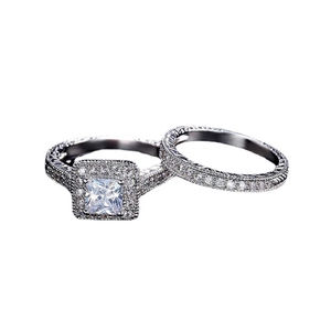 Conjunto de anillos de plata con diamante cuadrado, halo y banda con pavé
