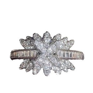 Bague fleur en zircone cubique taille princesse avec pavé de diamants sur argent