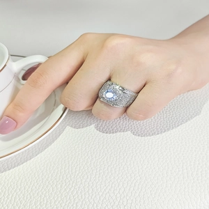 Lussuoso anello largo da uomo color argento con cristalli pavé e grande pietra centrale