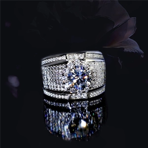 Lussuoso anello da uomo a fascia larga in argento con diamanti in zirconia scintillanti