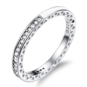 Vista dettagliata del marchio in argento sterling S925 e dei motivi a cuore sull'anello