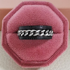 Anello rotante in acciaio al titanio nero con catena argento in scatola rosa