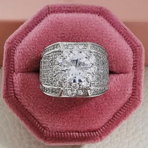 Anello lussuoso argentato con grande pietra centrale rotonda e pavé di diamanti