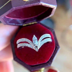 Bague élégante en V avec zircone taille marquise plaquée or blanc et cristaux pavés