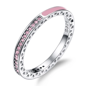 Vista macro di anello in argento con smalto rosa e pietre in zirconia scintillanti