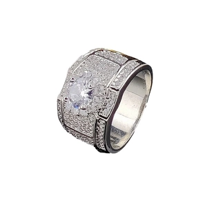 Anello da uomo largo e lussuoso color argento con pietra centrale e pavé di diamanti