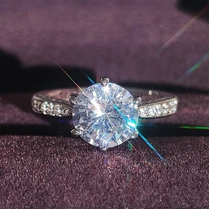 Dettaglio dell'anello in argento a sei punte con zircone e pietre laterali