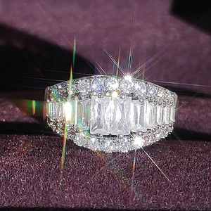 Bague élégante en moissanite argentée avec pierres rectangulaires sur velours violet