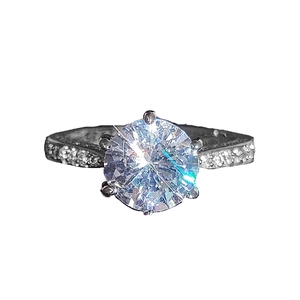 Elegante anello a sei griffe in argento con grande zircone e pietre laterali