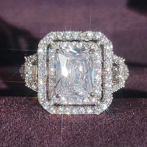 Bague de fiançailles halo luxueuse avec zircon taille radiant et éclat scintillant