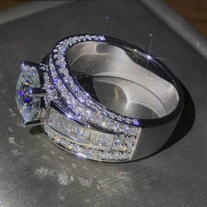 Lussuoso anello con zircone rotondo a sei griffe e fascia con pavé di diamanti a strati