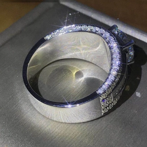 Lussuoso anello a fascia larga in argento con file multiple di brillanti zirconi cubici