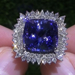 Anello con gemma viola taglio cushion e doppio alone di diamanti in montatura d'argento