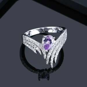 Bague ailes en argent élégante avec pierre violette en poire et diamants scintillants