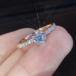 Anillo de compromiso clásico de oro rosa con circonita y engaste de cuatro garras para ella