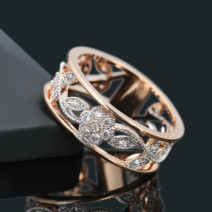 Elegante anillo de flor en oro rosa con diseño calado y pavé de circonitas claras
