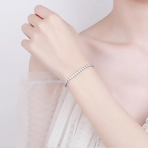Detail eines S925 Silber Tennisarmbands mit einer Reihe funkelnder Zirkonia Steine