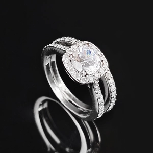 Anillo halo de plata con circonita redonda y banda doble con diamantes incrustados