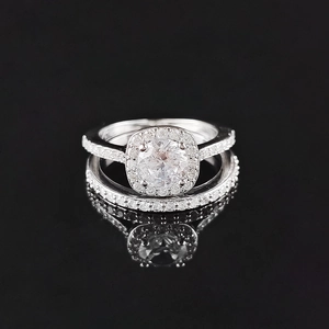 Conjunto de anillos de boda de plata con circonita halo y bandas con pavé de diamantes