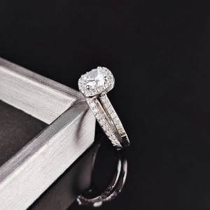 Macro de anillo de compromiso halo con banda doble y diamantes pavé en acabado plateado