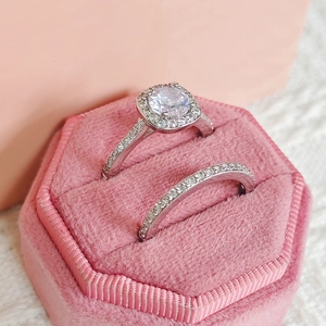 Set de anillos de plata con circonitas y caja de terciopelo rosa para bodas y parejas