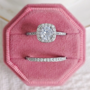 Conjunto de anillos de compromiso halo con circonita redonda grande en caja rosa