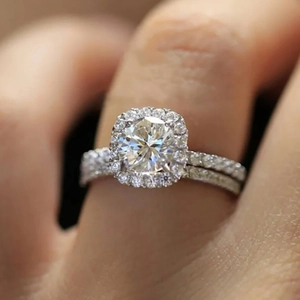 Juego de 2 Anillos de Cobre y Circón de Lujo para Mujer Halo Redondo Zirconia Compromiso Boda Plateado Sortijas