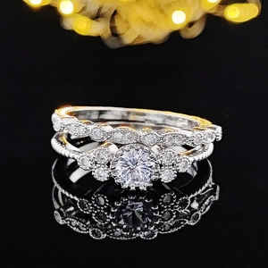 Driedelige set stapelbare zilverkleurige ringen met zirkonia stenen en groene accenten