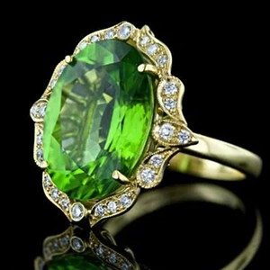 Bague luxueuse en or 18 carats avec un grand zircon vert ovale et des diamants