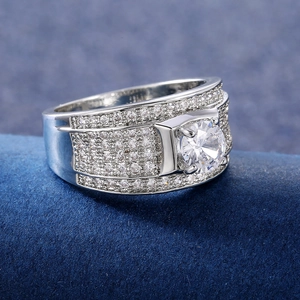 Anello uomo in argento 925 con grande solitario rotondo e micro pavé di brillanti