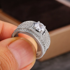 Anello largo da uomo in argento con pietra centrale rotonda e pavé di diamanti brillanti