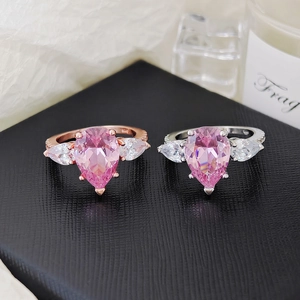 Détail des bagues avec pierre rose en poire et poinçon en argent sterling S925