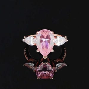 Détail d'une bague avec gemme rose taille poire, anneau en or rose et diamants fins