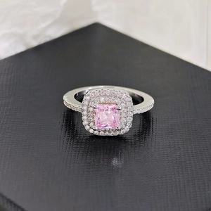 Vue détaillée d'une bague halo avec zircon carré rose et pavé de diamants sur cuir