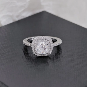 Vue détaillée de bague double halo avec diamant taille coussin et anneau pavé