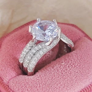 Macro di anello in argento con incastonatura a sei griffe e tripla fila di pavé