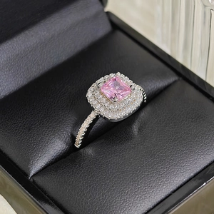 Vue détaillée d'une bague en zircon rose coupe princesse avec double halo et pavage