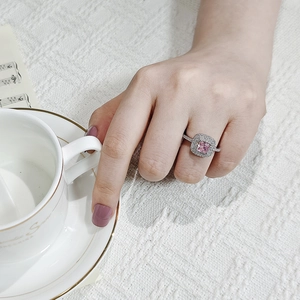Détail d'une bague élégante en zircon rose carré avec double sertissage de diamants