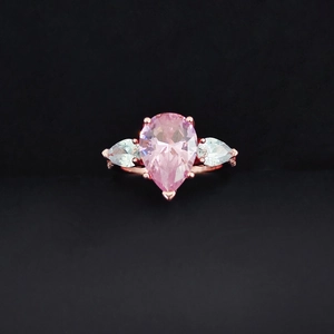 Bague tendance avec pierre rose taille poire et placage en or rose serti de trois pierres