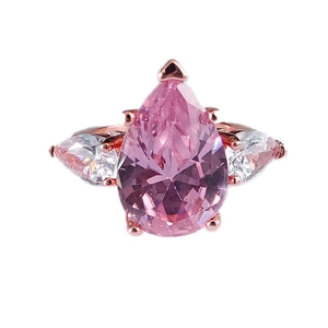 Bague élégante en or rose avec une grande pierre rose en poire et des pierres latérales