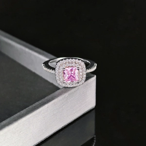 Bague élégante en argent avec zircon rose carré et double entourage de diamants fins