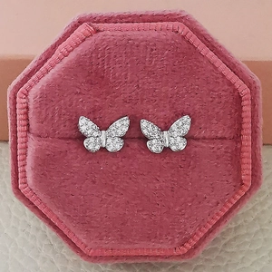 Eleganti orecchini a farfalla in argento con intarsio di zirconi cubici pavé